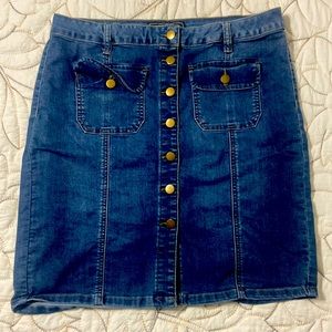Button up blue jeanskirt.